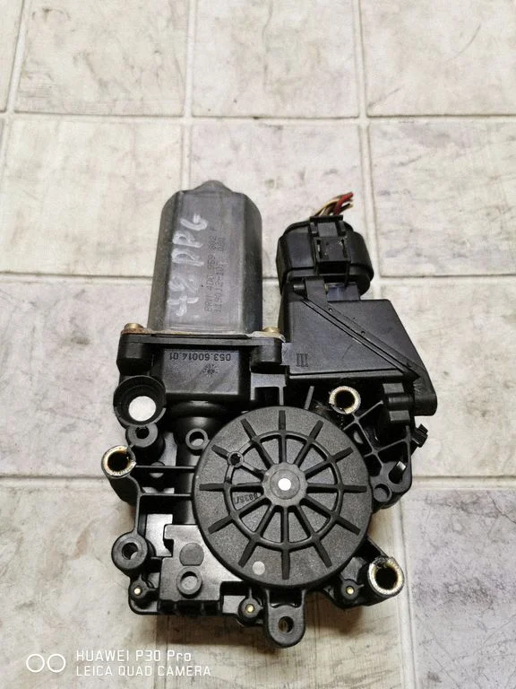 Aizmugurējā loga pacēlāja motoriņš 4D0959802F