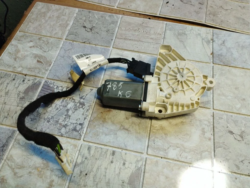 Rear door window regulator motor A2218202942