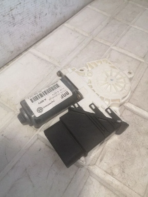 Rear door window regulator motor – Volkswagen Touran I (2003-2010)