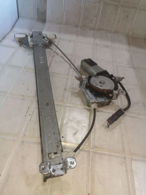 Rear door window regulator with motor – Nissan Navara D22 (1997-2004)
