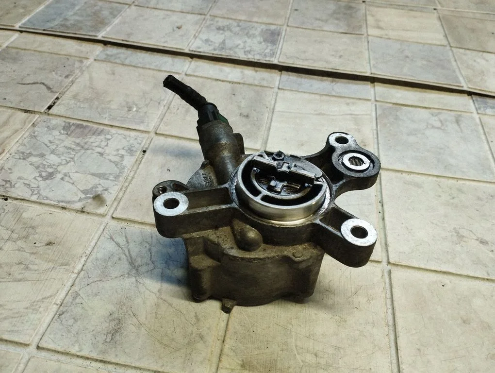 Vacuum pump – Volvo V50 (2004-2007)