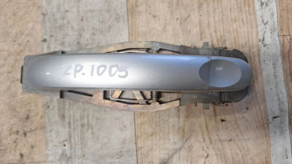Front door exterior handle – rear right