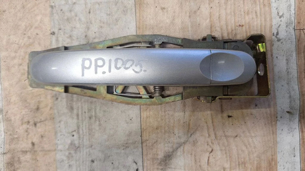 Front door exterior handle – front right