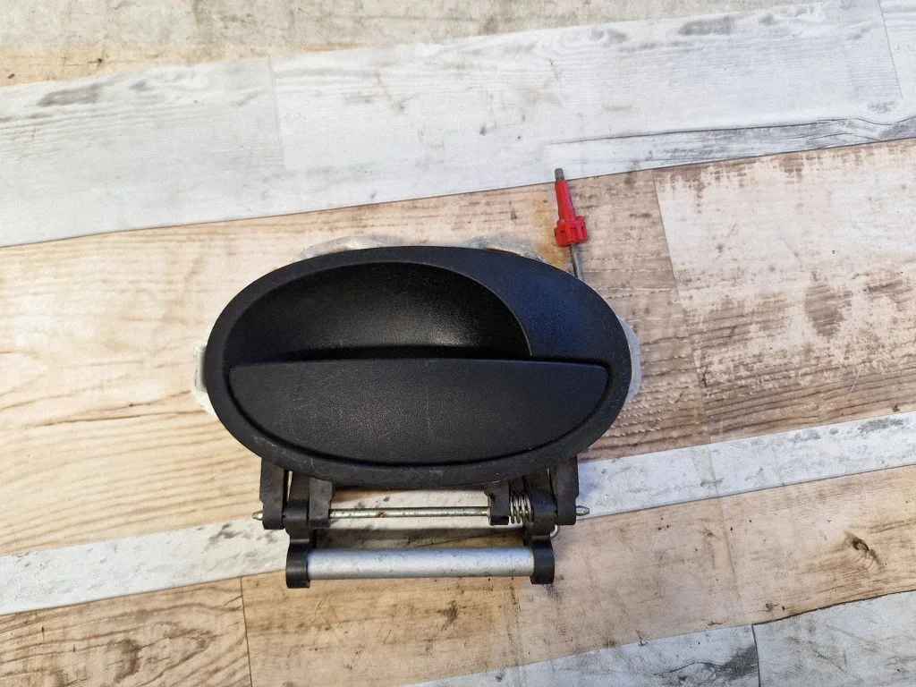 Klamka zewnętrzna drzwi przednich 8048604