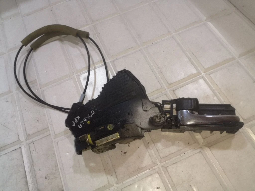 Front door lock – Toyota Matrix (E130) (2001-2008)