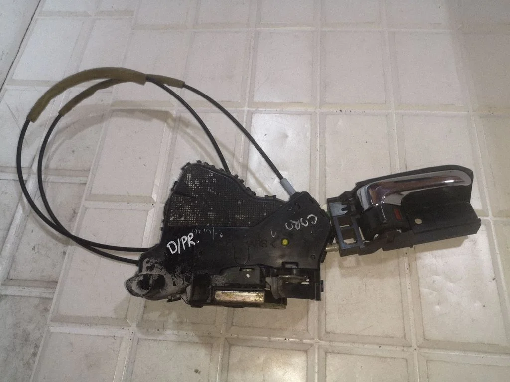 Front door lock – Toyota Matrix (E130) (2001-2008)