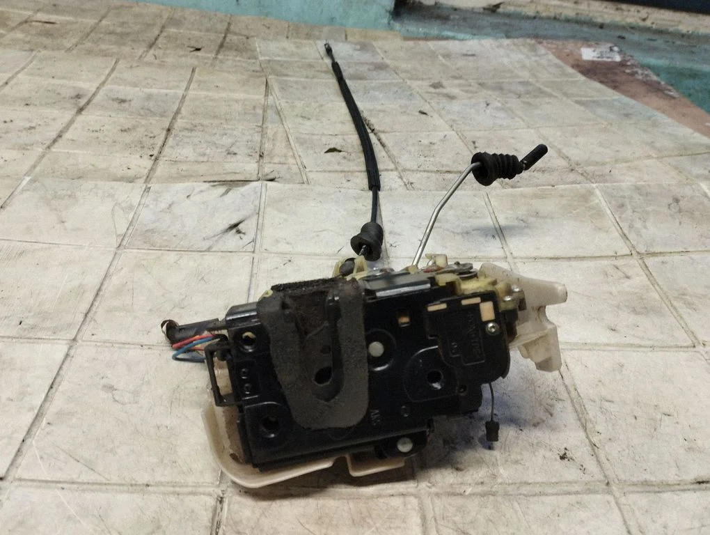 Front door lock – Volkswagen Polo IV 9N3 (2005-2009)