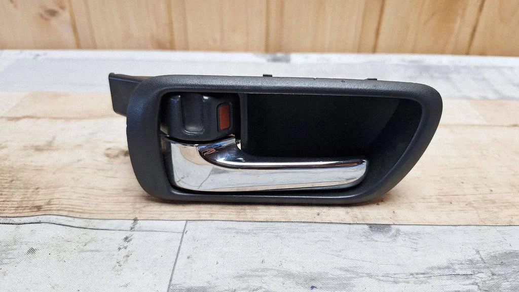 Esiukse sisemine käepide – Toyota Corolla Verso AR10 (2004-2009)