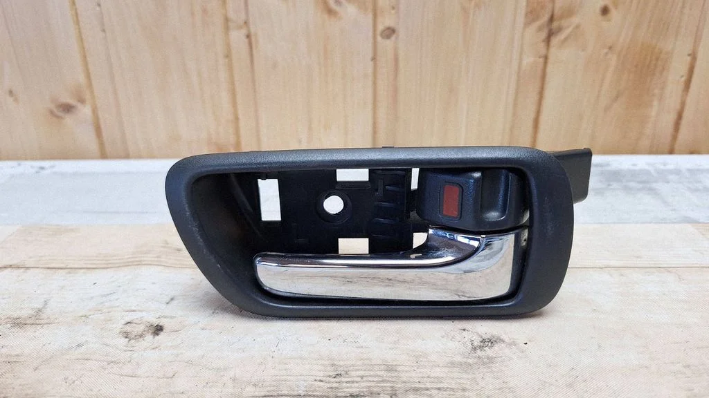 Esiukse sisemine käepide – Toyota Corolla Verso AR10 (2004-2009)