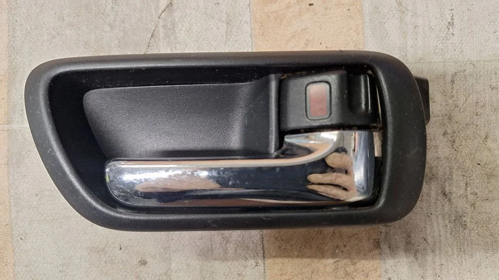 Esiukse sisemine käepide – Toyota Corolla Verso AR10 (2004-2009)