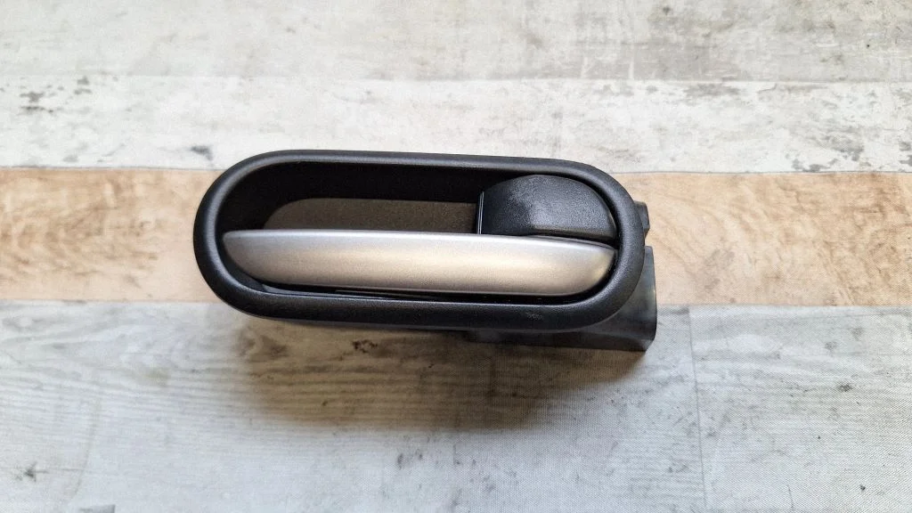 Esiukse sisemine käepide – Mazda 2 (2007-2014)