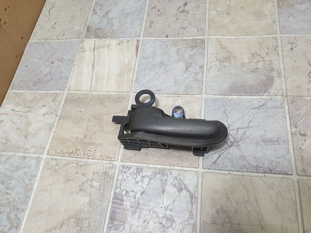 Esiukse sisemine käepide – Toyota Yaris Verso (1999-2005)