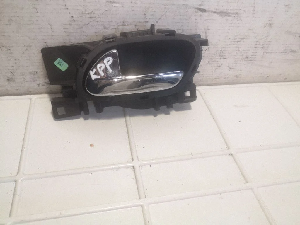 Esiukse sisemine käepide – Peugeot 207 (2006-2013)