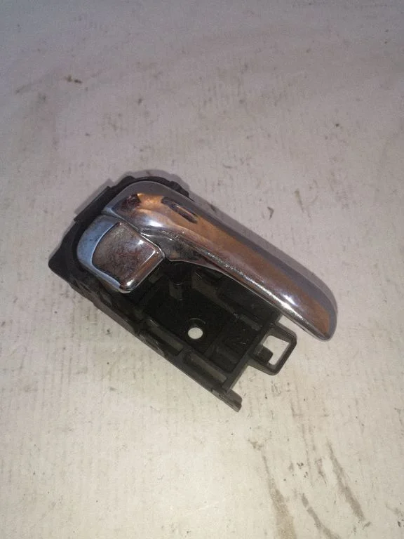Esiukse sisemine käepide – Nissan Primera (2000-2001)