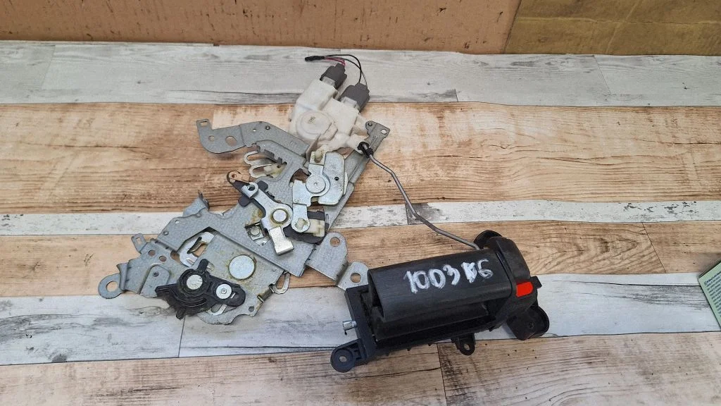 Sliding door lock – Mazda 5 (2005-2010)