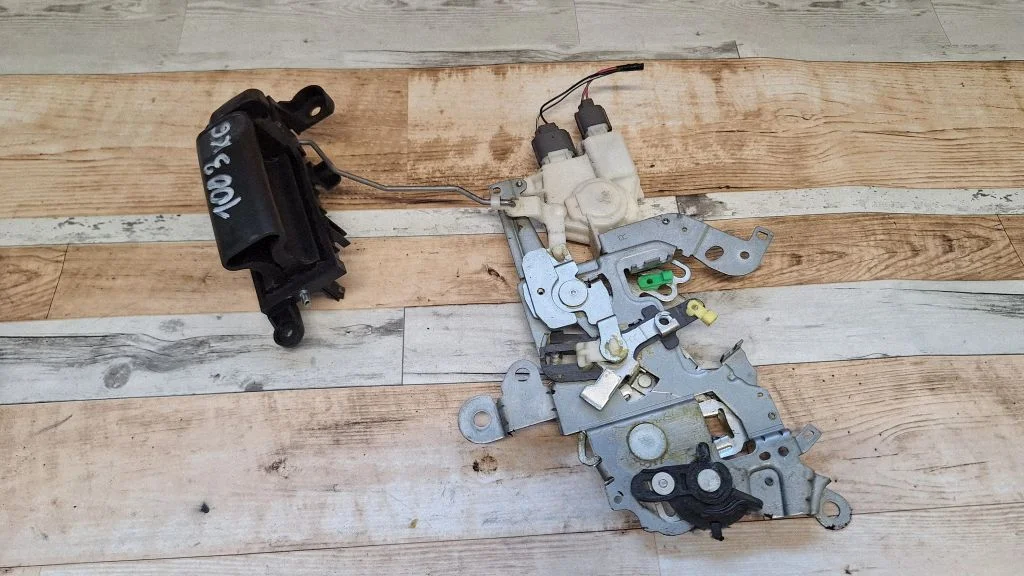 Sliding door lock – Mazda 5 (2005-2010)