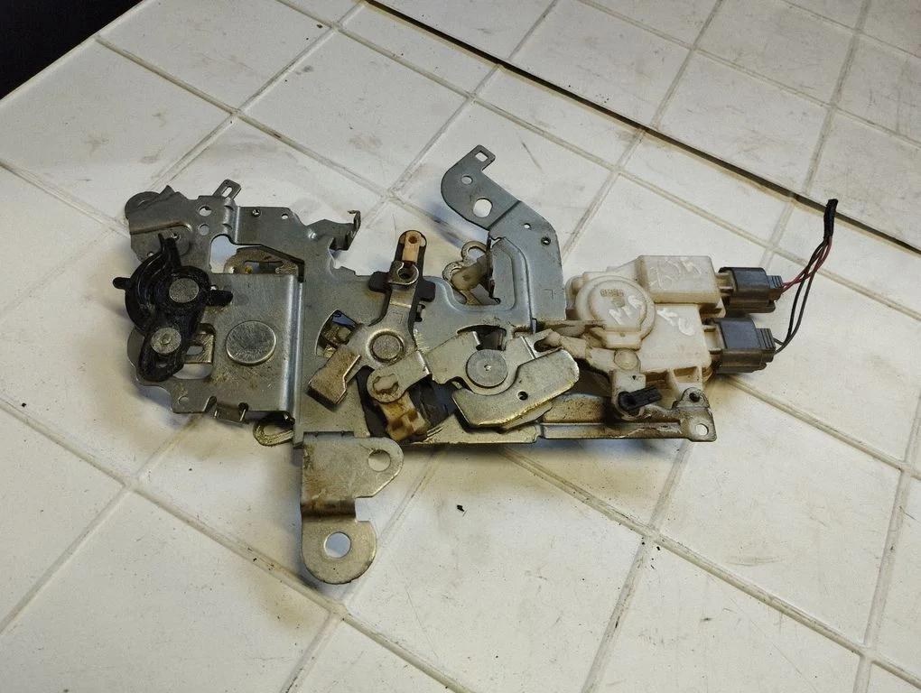 Sliding door lock – Mazda 5 (2005-2010)