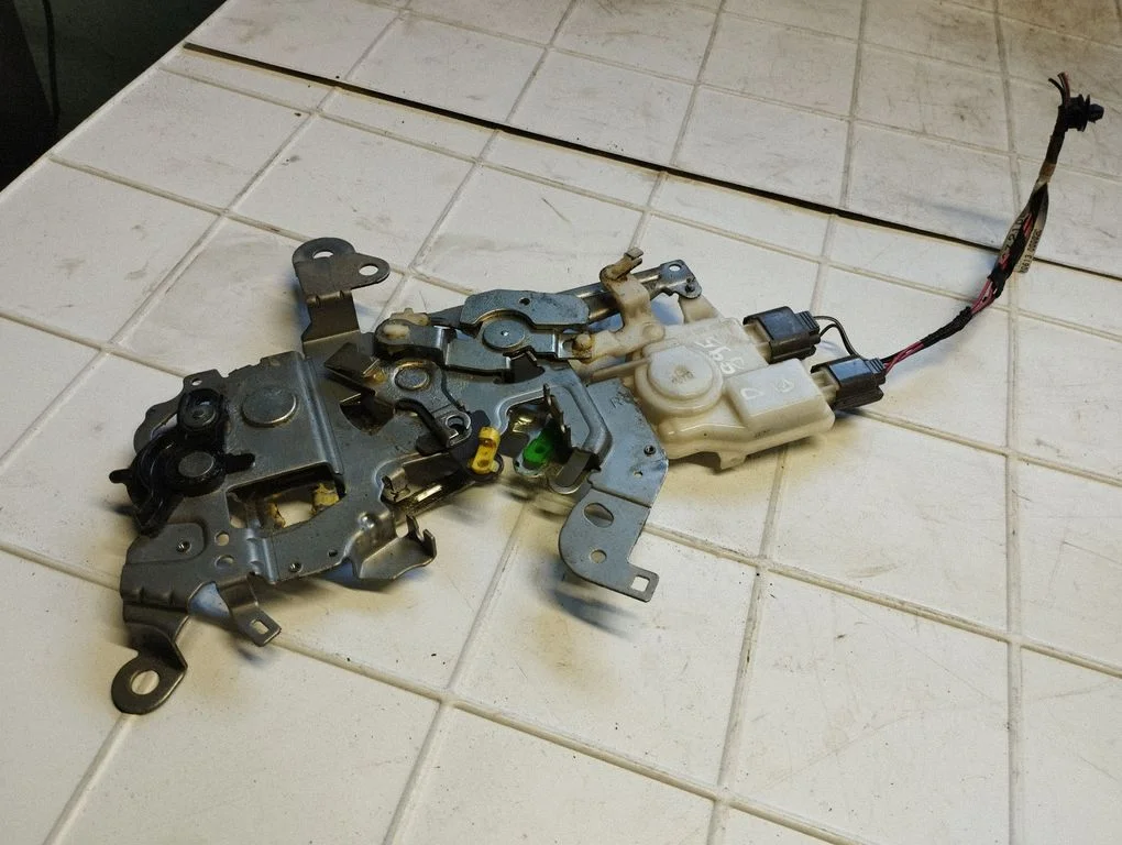 Sliding door lock – Mazda 5 (2005-2010)