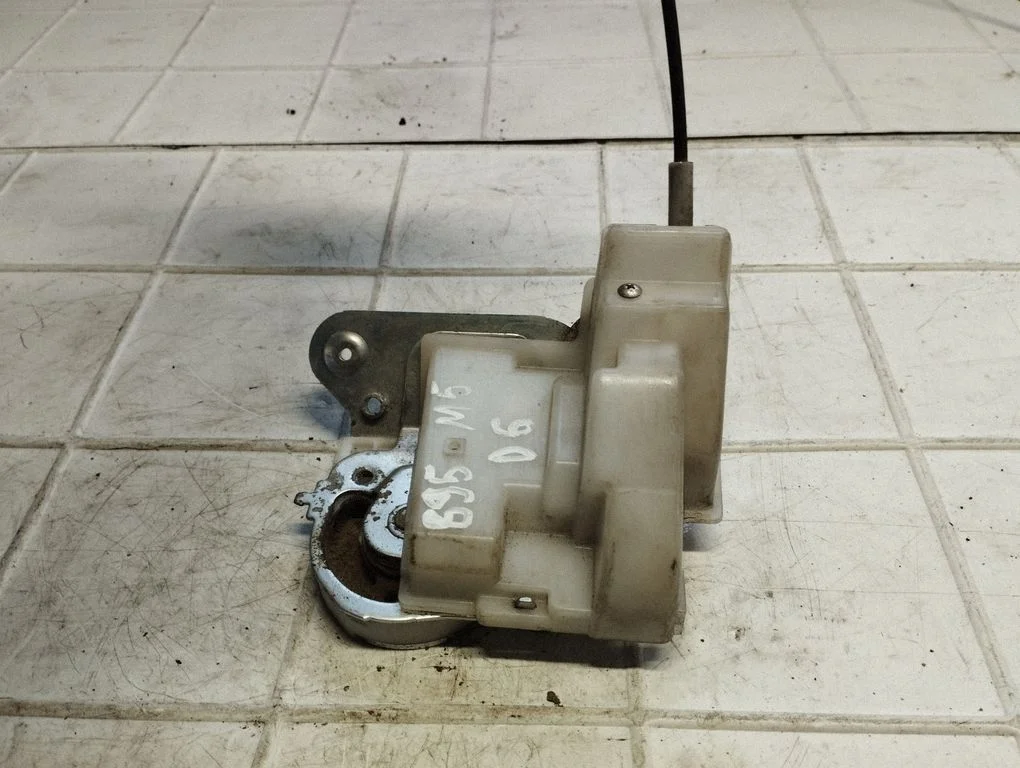 Sliding door lock – Mazda 5 (2005-2010)