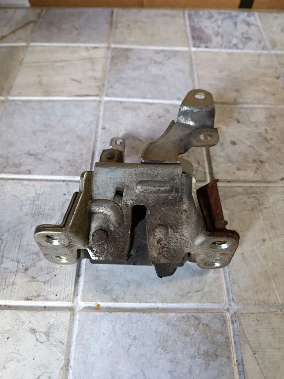 Sliding door lock – Toyota Previa (XR30, XR40) II (2000-2006)