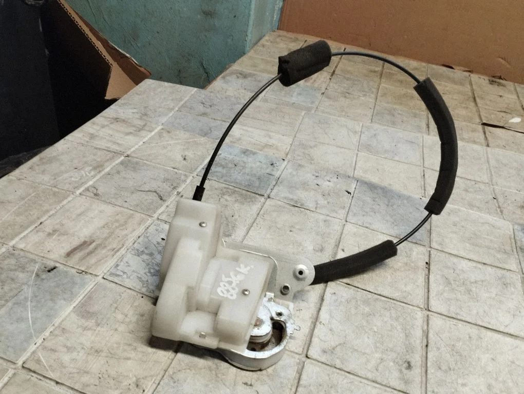 Sliding door lock – Mazda 5 (2005-2010)