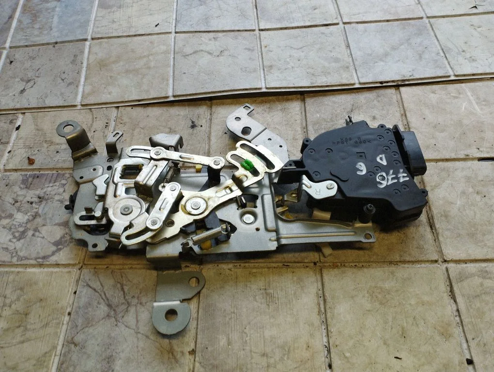 Sliding door lock – Mazda 5 (2005-2010)