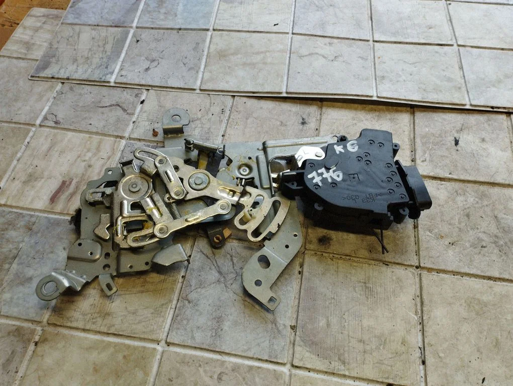 Sliding door lock – Mazda 5 (2005-2010)