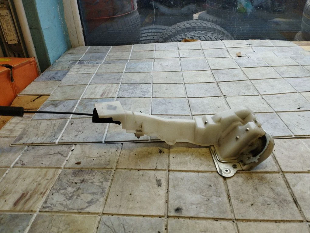 Sliding door lock – Mazda 5 (2005-2010)