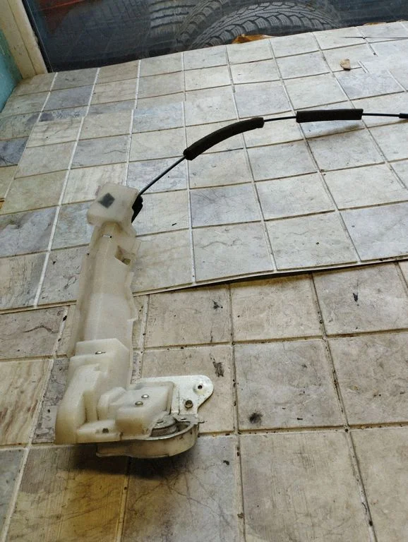 Sliding door lock – Mazda 5 (2005-2010)