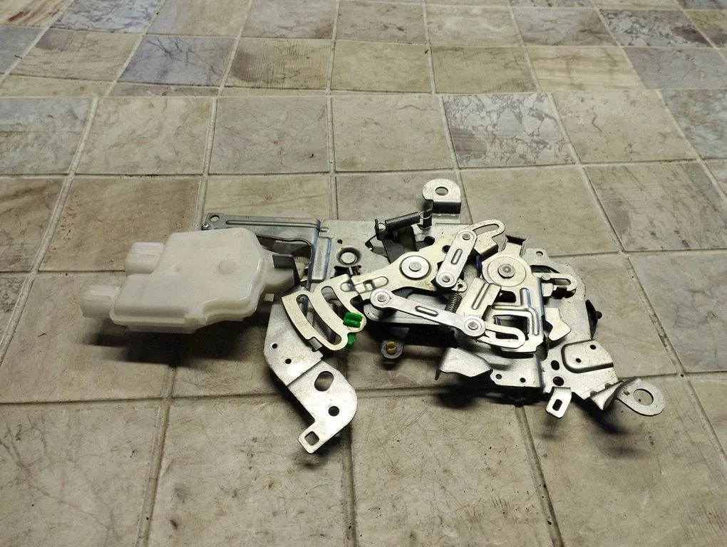 Sliding door lock – Mazda 5 (2005-2010)