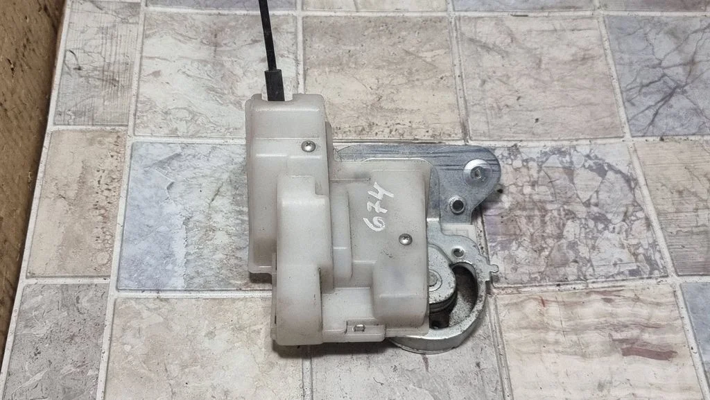 Sliding door lock – Mazda 5 (2005-2010)