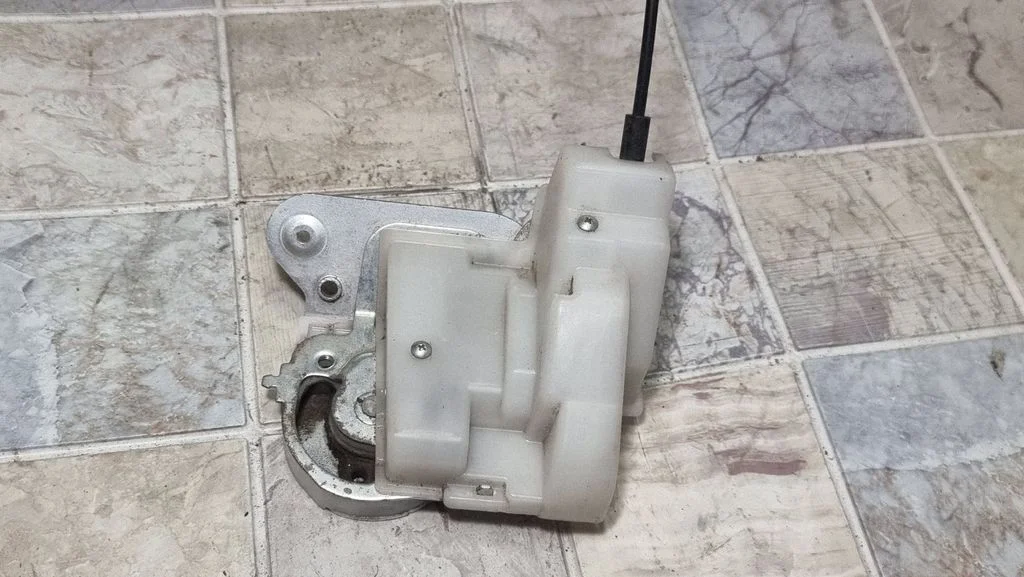 Sliding door lock – Mazda 5 (2005-2010)
