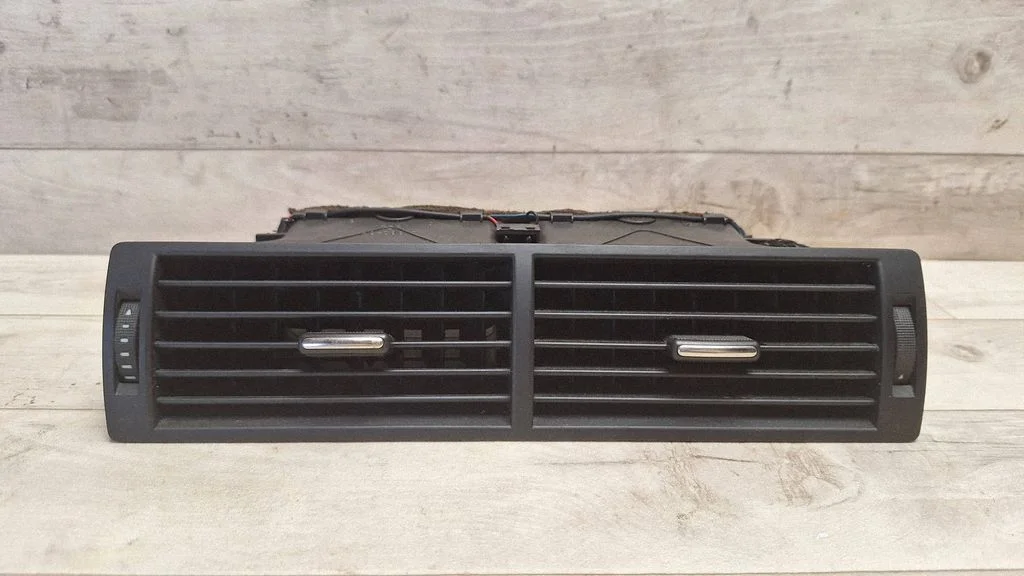 Armatuurlaua keskmine õhutusrest – Audi A4 S4 B6 8E 8H (2001-2005)