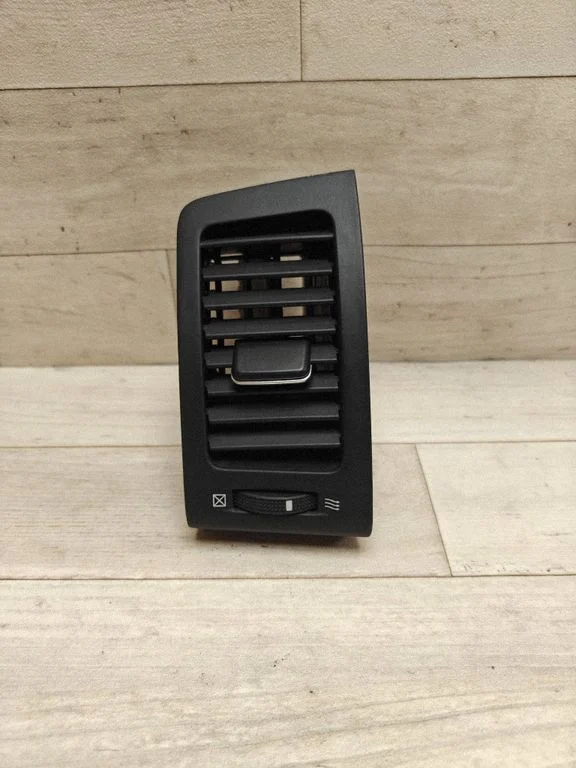 Dash center air vent grill – Toyota Corolla Verso E121 (2001-2004)