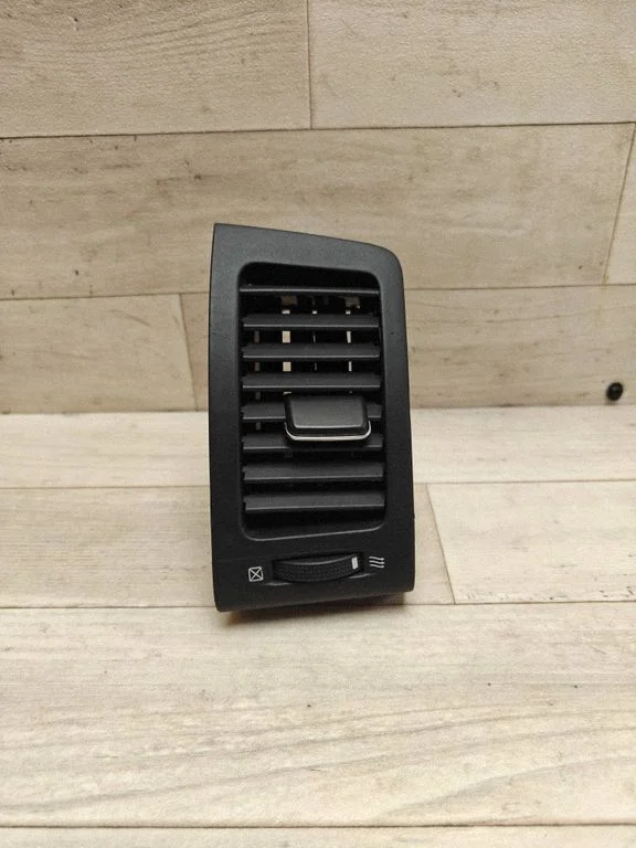 Dash center air vent grill – Toyota Corolla Verso E121 (2001-2004)