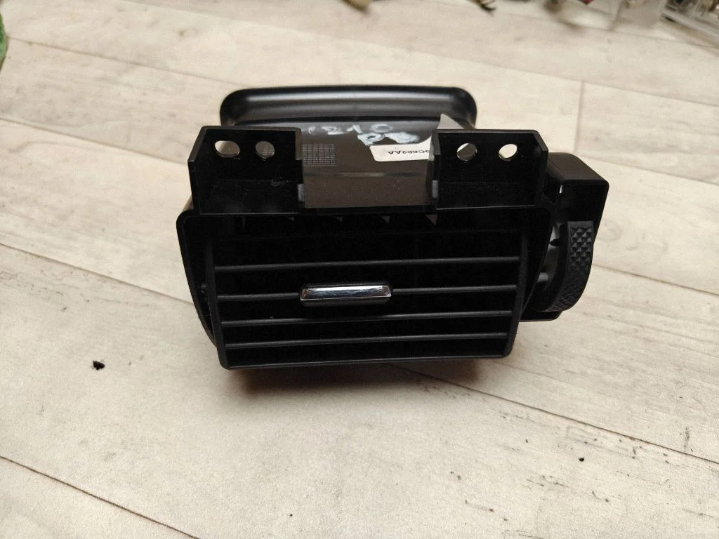 Armatuurlaua keskmine õhutusrest – Ford Transit - Tourneo Connect (2009-2013)