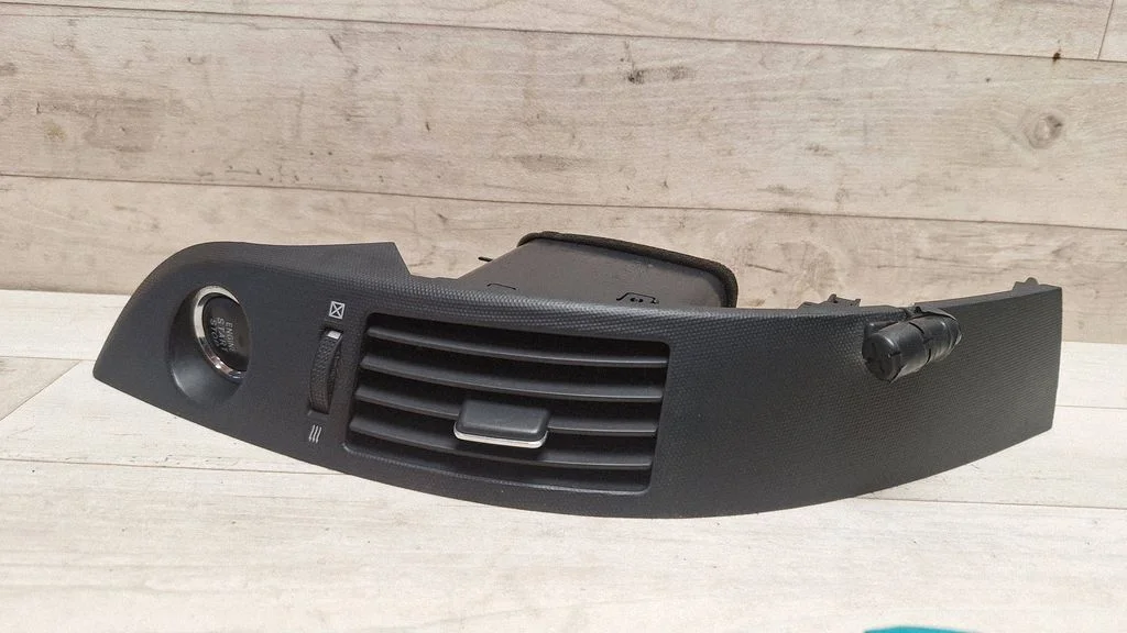Dash center air vent grill – Toyota Corolla Verso AR10 (2004-2009)