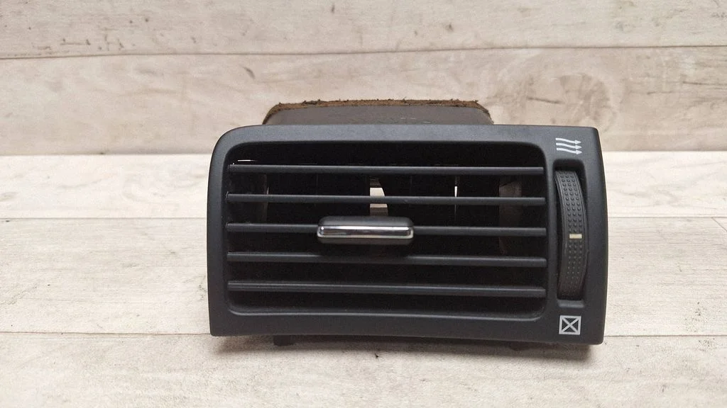 Dash center air vent grill – Toyota Avensis T250 (2006-2009)