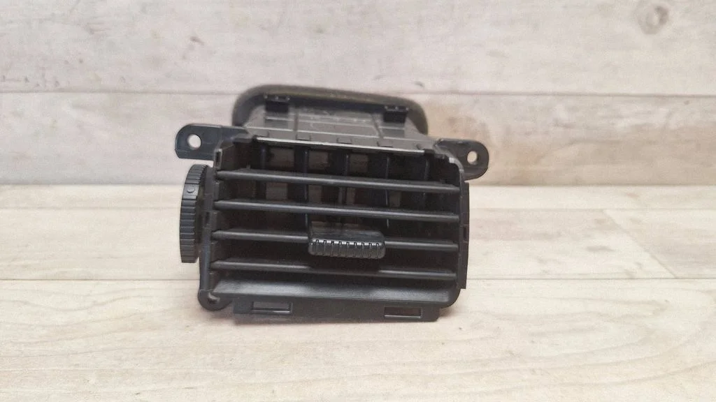 Dash center air vent grill BP4L64930