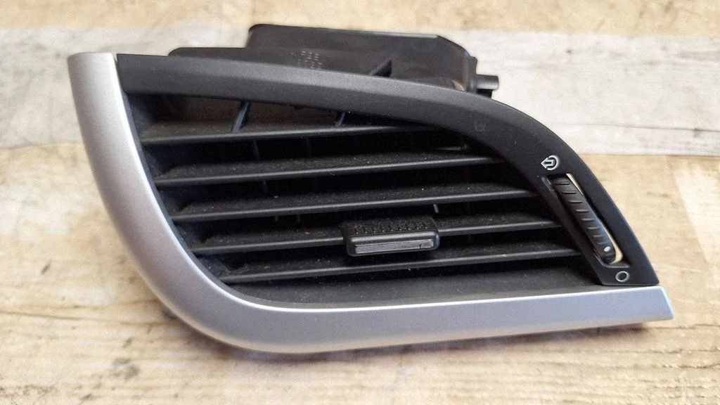 Dash center air vent grill – Peugeot 207 CC (2007-2014)
