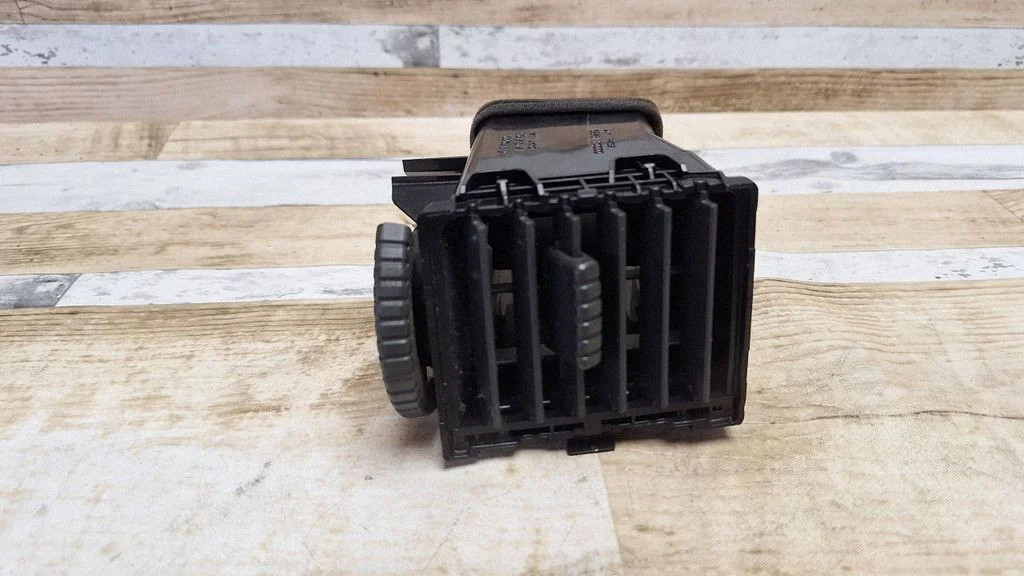 Dash center air vent grill 68751EQ000