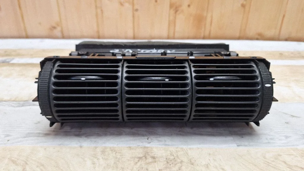 Dash center air vent grill 7M5819728D