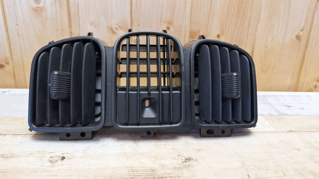 Dash center air vent grill P12221076A
