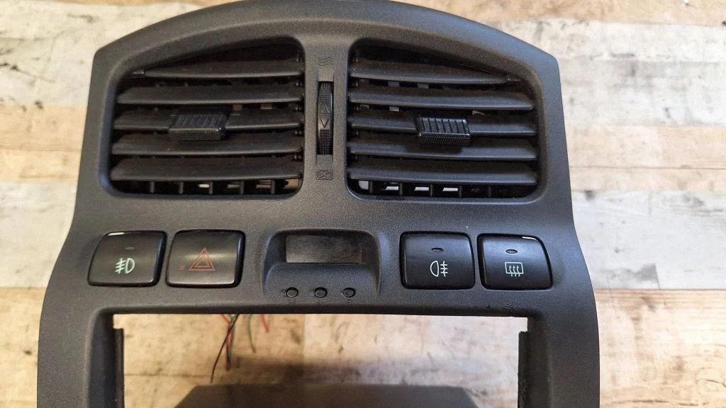 Armatuurlaua keskmine õhutusrest – Hyundai Santa Fe (2000-2006)