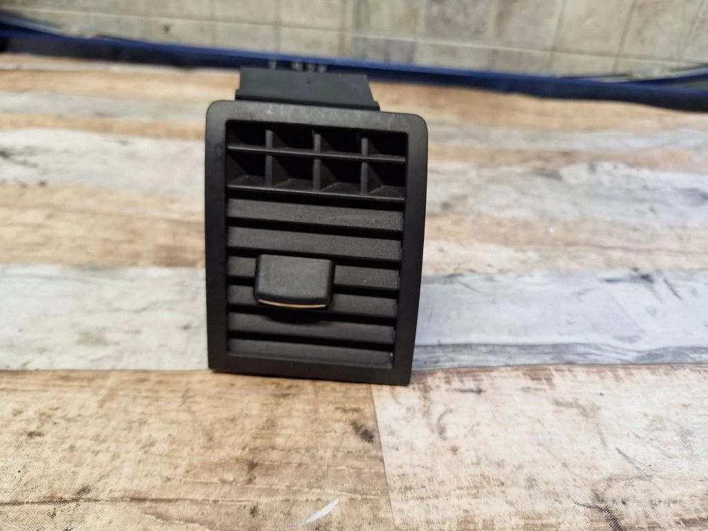 Dash center air vent grill 7L6819703D
