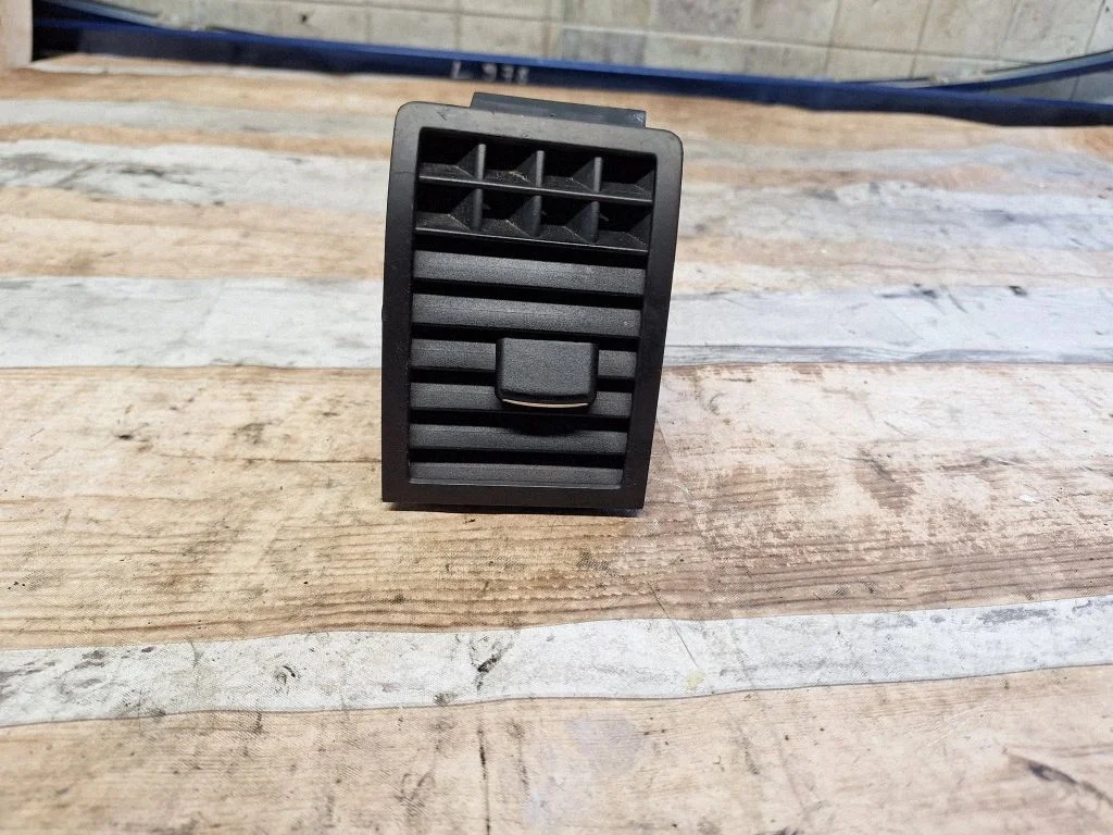 Dash center air vent grill 7L6819704D