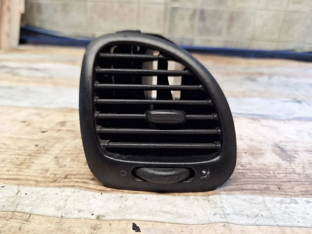 Dash center air vent grill 7M1819704F