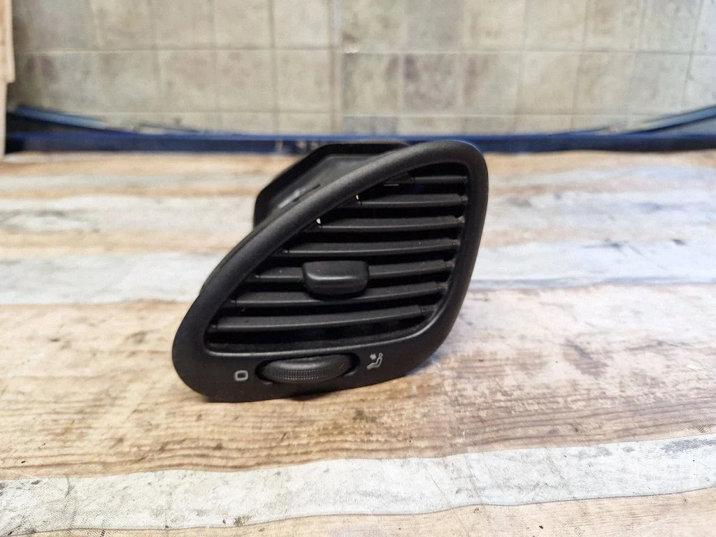 Dash center air vent grill 7M1819703E