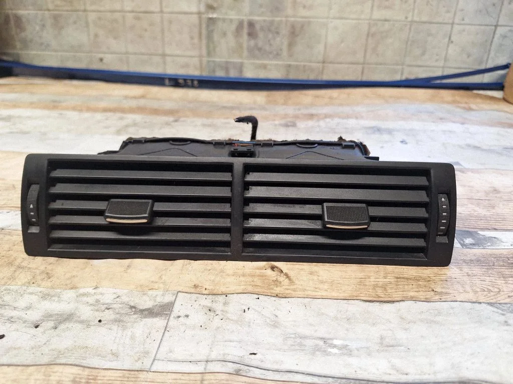 Armatuurlaua keskmine õhutusrest – Audi A4 S4 B7 8E 8H (2005-2008)