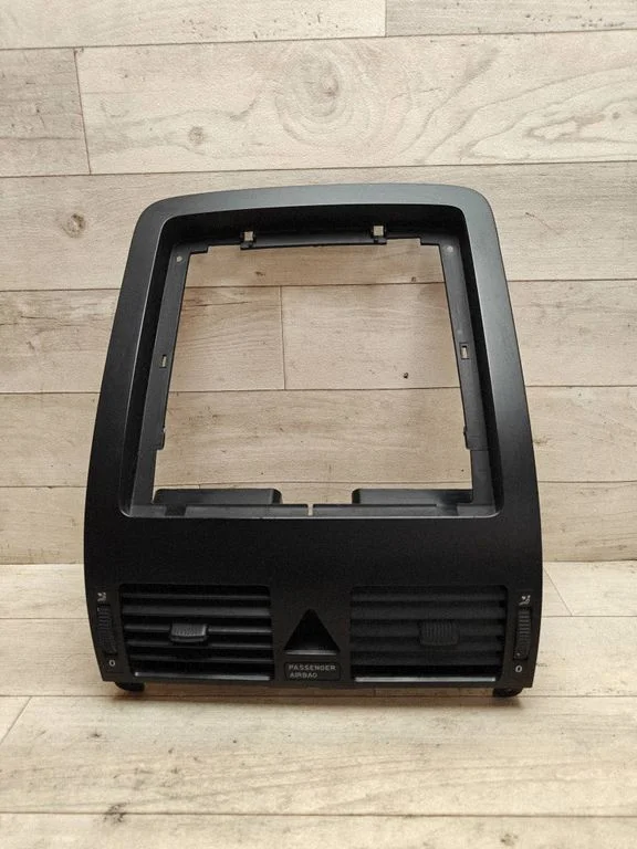 Dash center air vent grill 1T1819728C